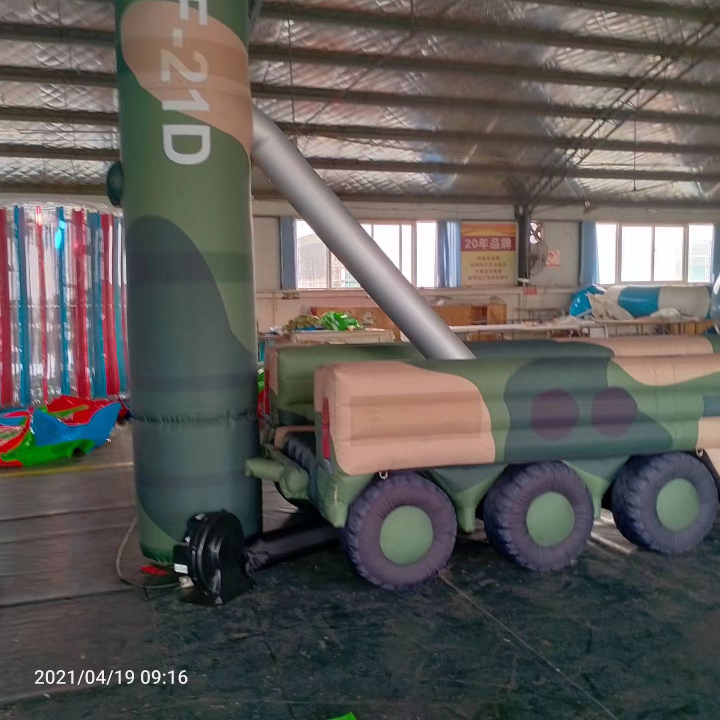 栾城军事演习中的充气目标车辆：模拟发射车雷达车坦克飞机